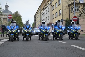Zdjęcie. Policyjne motocykle zabezpieczające pochód ulicami miasta