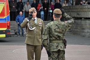 Zdjęcie. Żołnierz składa meldunek dowódcy uroczystości