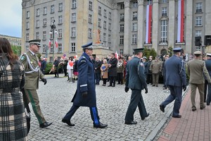 Zdjęcie. Uczestnicy uroczystości na Placu Sejmu Śląskiego składają wieńce i oddają hołd przed pomnikiem
