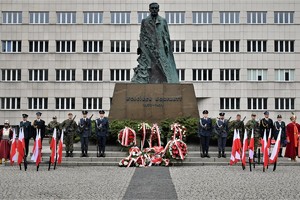 Zdjęcie. Wieńce i warta honorowa przed pomnikiem na Placu Sejmu Śląskiego