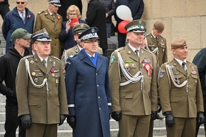 Zdjęcie. Uczestnicy uroczystości na Placu Sejmu Śląskiego
