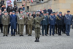 Zdjęcie. Uczestnicy uroczystości na Placu Sejmu Śląskiego