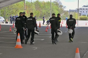 Zdjęcie. Grupa umundurowanych policjantów podczas sprawdzania toru przeszkód