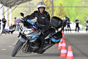 Zdjęcie. Policjant na motocyklu podczas konkurencji jazdy na motocyklu