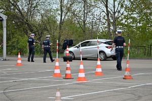 Zdjęcie. Policjanci i samochód na placu podczas konkurencji jazdy samochodem