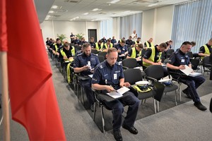 Zdjęcie. Grupa umundurowanych policjantów na sali podczas testu wiedzy