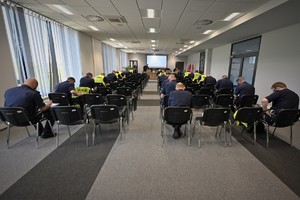 Zdjęcie. Grupa umundurowanych policjantów na sali podczas testu wiedzy