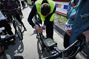 zdjęcie przedstawia policjanta montującego elementy odblaskowe na rowerze
