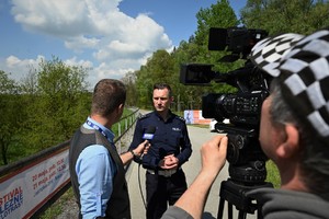 zdjęcie przedstawia policjanta udzielającego wywiadu