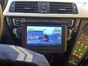 Na zdjęciu widzimy wnętrze wideorejestratora oraz monitor, na którym wyświetlane jest nagranie.
