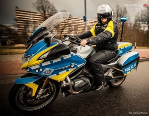 Na zdjęciu widzimy funkcjonariusza wydziału ruchu drogowego poruszającego się na motocyklu marki BMW.