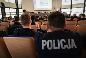 zdjęcie przedstawia policjantów siedzących w auli w trakcie szkolenia