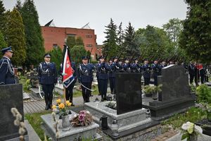 Uczestnicy ceremonii pogrzebowej na cmentarzu