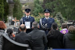 Asysta honorowa na cmentarzu