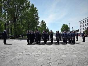 zdjęcie przedstawia policjantów stojących w szyku na placu apelowym