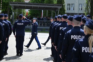 zdjęcie przedstawia zdjęcie przedstawia policjantów stojących w szyku na placu apelowym przed którymi maszeruje Komendant Wojewódzki