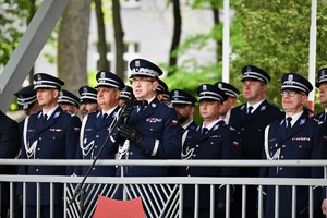 zdjęcie przedstawia kadrę kierowniczą Policji w trakcie oddawania honorów