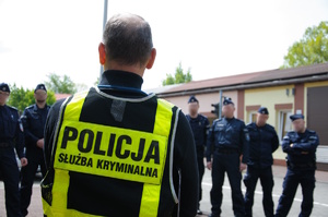 zdjęcie przedstawia policjantów na placu szkoły policji w katowicach