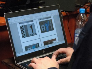 zdjęcie przedstawia zbliżenie na ekran komputera na których widać zdjęcia zabezpieczonych przez techników kryminalistyki śladów