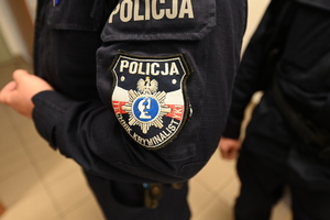 zdjęcie przedstawia zbliżenie na naszywkę TECHNIK KRYMINALISTYKI na mundurze policjanta