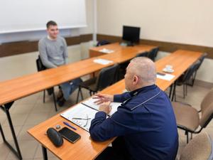 Na zdjęciu policjant z Wydziału Doboru i Szkolenia KWP w Katowicach podczas prowadzenia symulacji rozmowy kwalifikacyjnej z uczestnikiem targów
