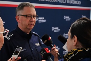 Na zdjęciu widać Zastępcę Komendanta Wojewódzkiego Policji w Katowicach udzielającego wywiadu dla mediów.