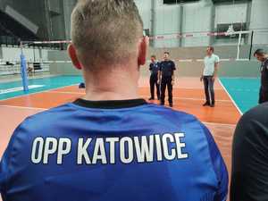 Jeden z zawodników tyłem z napisem na koszulce OPP Katowice