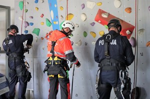 Na zdjęciu policjanci i ratownik górniczy z grup wysokościowych w uprzężach.
