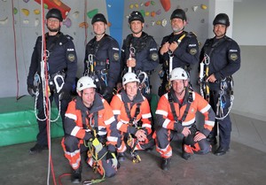 Grupowe zdjęcie policjantów i ratowników górniczych z grup wysokościowych.
