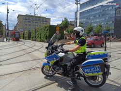 Na zdjęciu widoczny policjant wydziału ruchu drogowego na motocyklu służbowym.