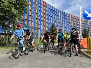 rowerzyści na zdjęciu wyjeżdżają przed budynek komendy wojewódzkiej policji