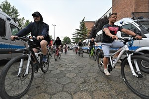 Zdjęcie. Widoczne osoby jadące na rowerach w terenie