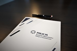 Teczka z napisem Komenda Wojewódzka Policji w Katowicach.