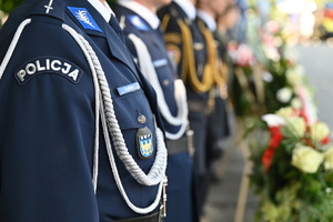 Zdjęcie przedstawia stojących w szeregu przedstawicieli służb mundurowych.