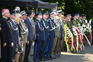 Zdjęcie przedstawia Komendanta Wojewódzkiego Policji w Katowicach oraz przedstawicieli innych służb mundurowych.