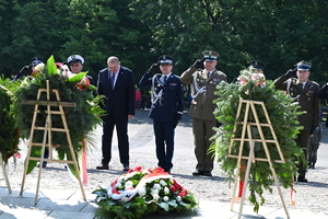 Zdjęcie przedstawia salutującego Komendanta Wojewódzkiego Policji w Katowicach oraz przedstawicieli innych służb mundurowych.
