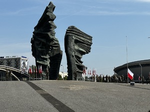 Zdjęcie przedstawia Plac Powstańców Śląskich w Katowicach.