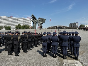 Zdjęcie przedstawia przedstawicieli służb mundurowych stojących w szeregu na Placu Powstańców Śląskich.
