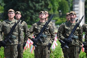 Zdjęcie. Widoczni żołnierze na uroczystości na Skwerze 100-lecia powstań śląskich w parku śląskim