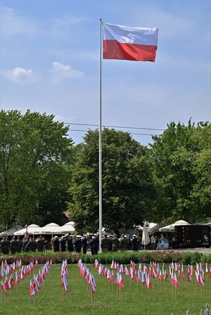 Zdjęcie przedstawia flagę Rzeczpospolitej Polskiej.