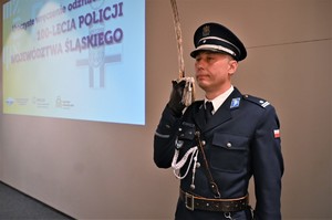 Na zdjęciu dowódca uroczystości w mundurze policyjnym.