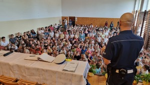 policjanta ruchu drogowego podczas prelekcji dla dzieci