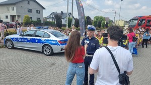 policjant udzielający wywiadu mediom