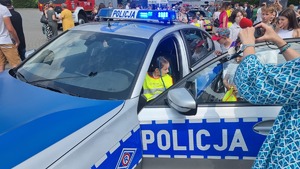 dzieci zwiedzający policyjny radiowóz
