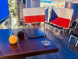 Miniaturowe flagi Polski i Czech stojące na biurku