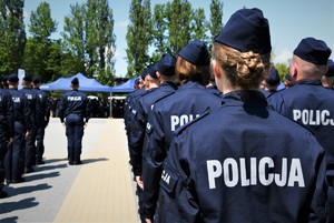 Na zdjęciu umundurowani policjanci biorący udział w uroczystości.