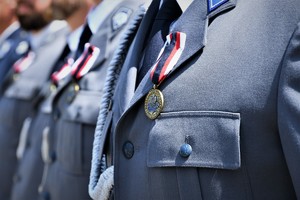 Zbliżenie na odznaczenia na policyjnych mundurach