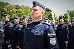 Policjanci w mundurach