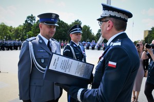 Komendant Wojewódzki Policji wręcza nagrodę