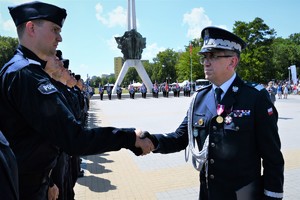 Komendant Wojewódzki Policji gratuluje policjantowi